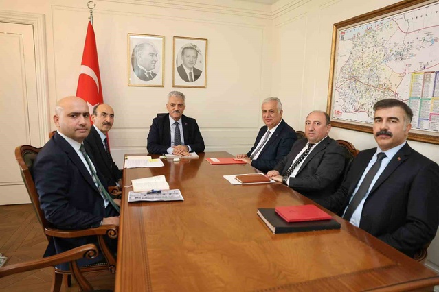 Düzce Valisi Mehmet Makas, haftalık toplantıda projelerin son durumunu değerlendirdi