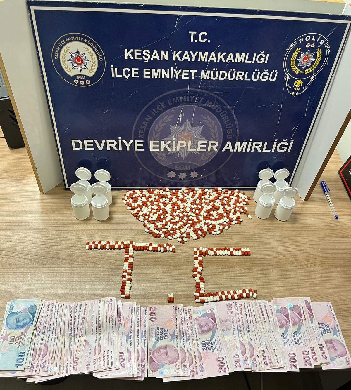 Edirne Keşan\'da polis, araçta 413 sentetik hap buldu, 4 şüpheli gözaltına alındı