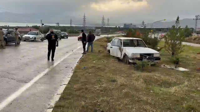 Elazığ'da Karagedik mevkiinde refüje çıkan otomobilde 2 kişi yaralandı
