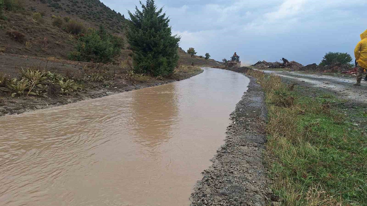 Erzincan Çağlayan\'da HES\'te su seviyesi zirve yaptı, Erzurum yolu tek yönlü kapatıldı