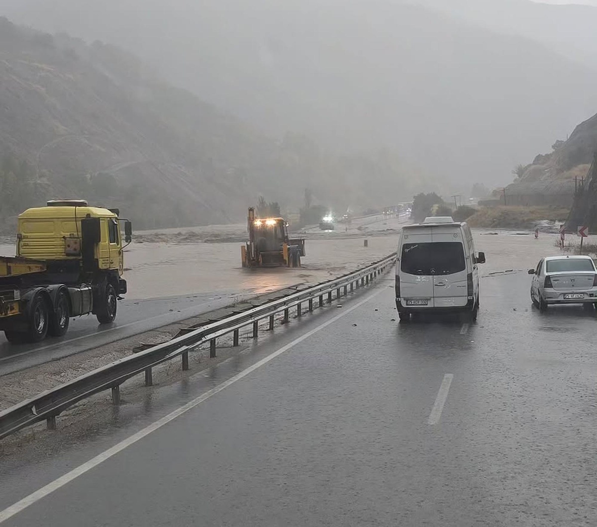 Erzincan\'da sel nedeniyle Erzurum-Erzincan kara yolu tek yönlü ulaşıma kapatıldı