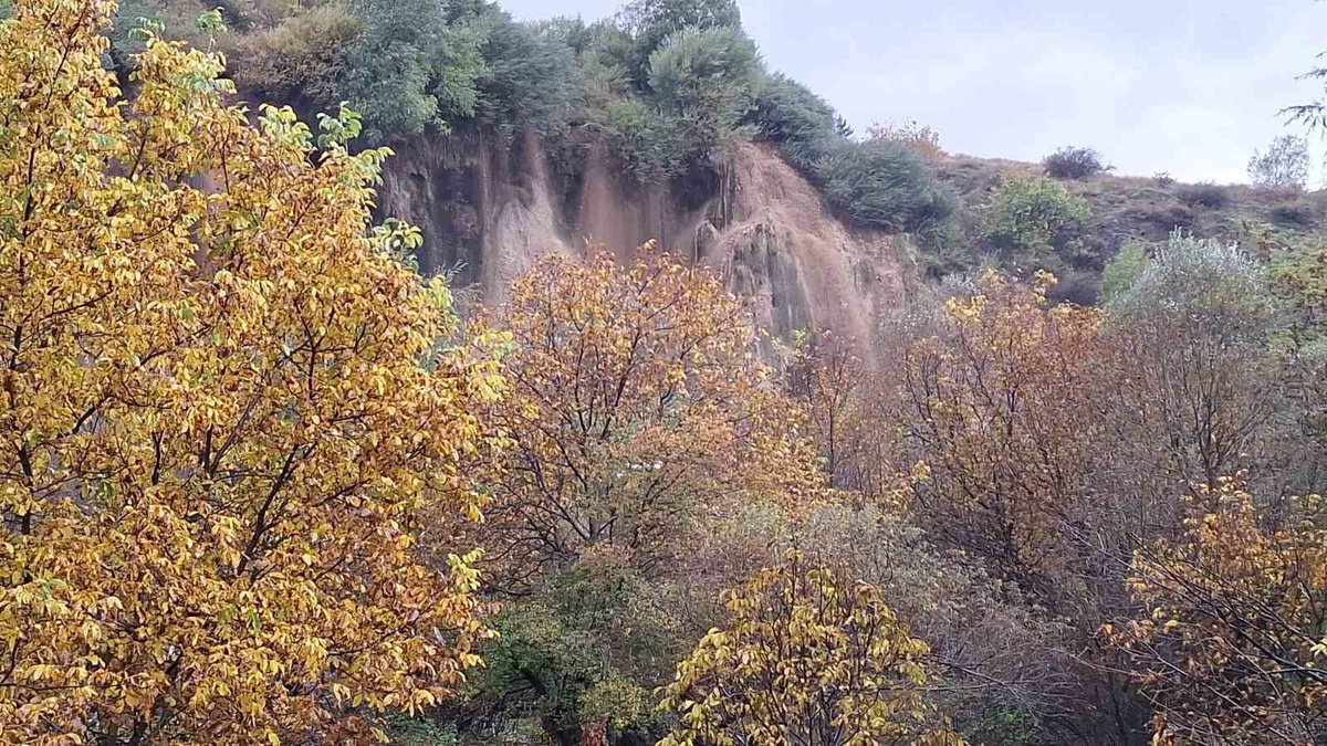 Erzincan\'da Girlevik\'ten gelen sel restoranları basınca masa ve sandalyeler taşındı