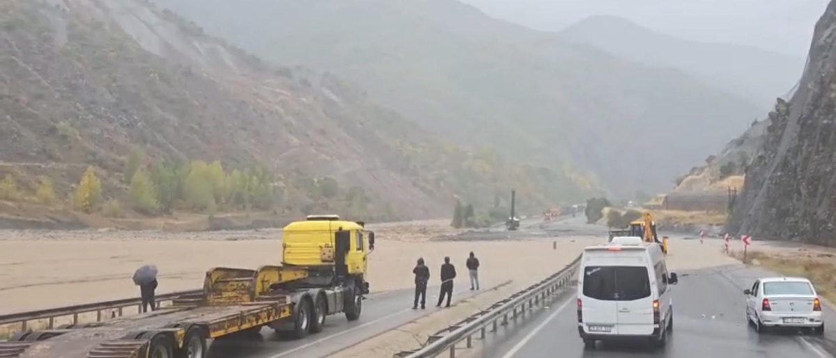 Erzincan-Erzurum kara yolunda heyelan nedeniyle ulaşım geçici olarak durduruldu