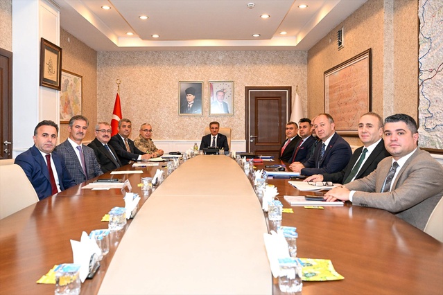 Sosyal medyanın gençlere etkisi Erzurum'da Vali Baruş başkanlığında ele alındı