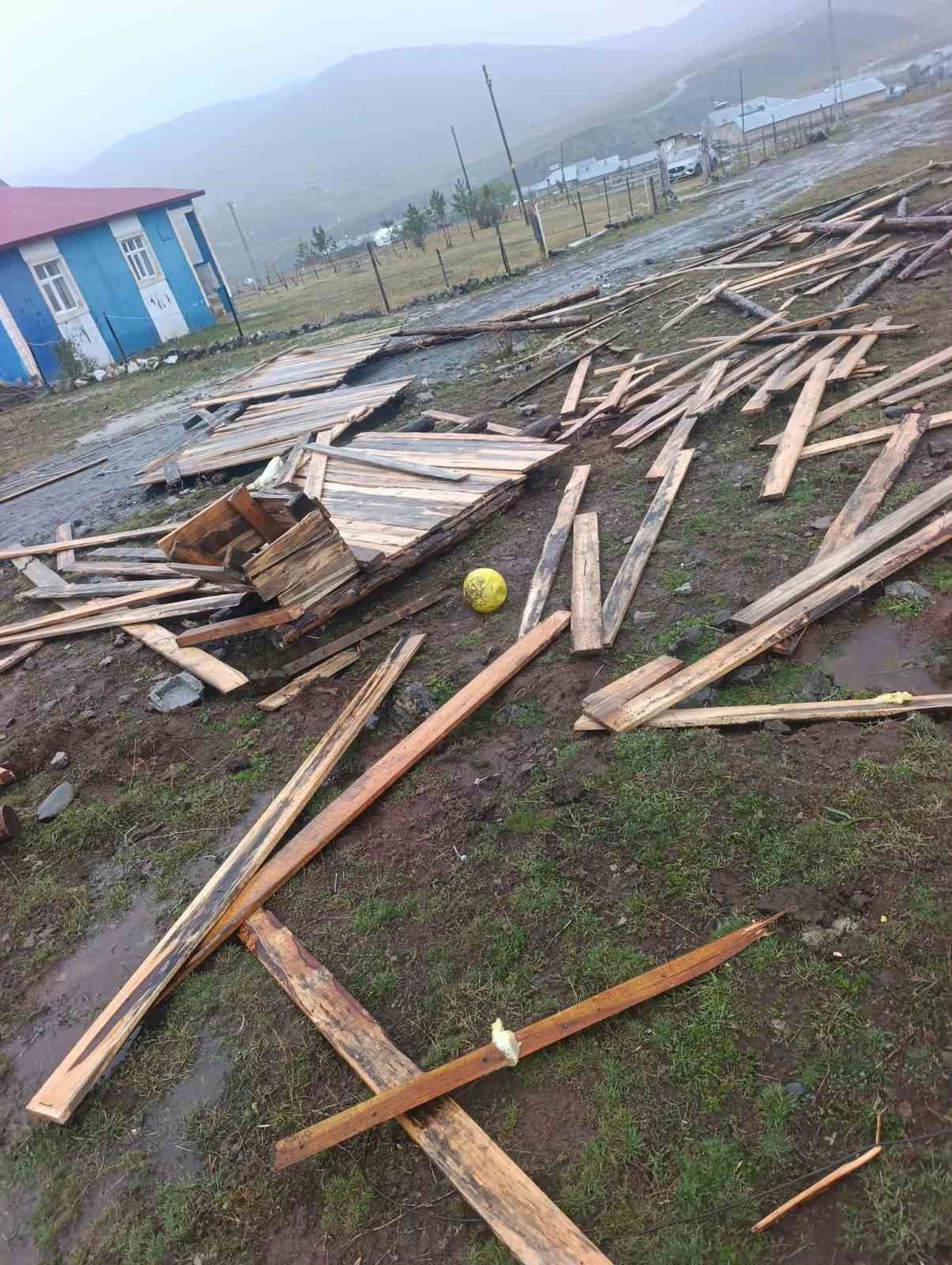 Erzurum Tekman\'da hortum çatıları uçurdu, karaciğer nakilli vatandaş yardım bekliyor