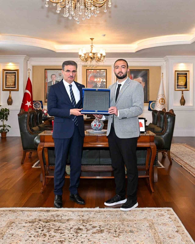Genç Ahiler Buluşuyor'da Bilirdönmez, Ahi Sancağı Plaketi'ni Vali Baruş'a sundu