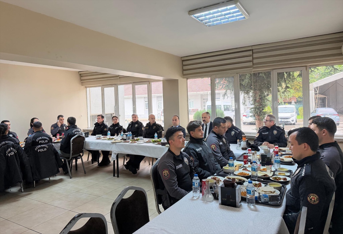Eskişehir Emniyet Müdürü Yılmaz, çevik kuvvet personeliyle çalışmaları değerlendirdi