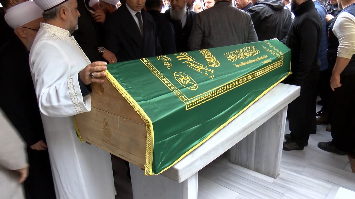 Fatih Çukurbostan\'da akıma kapılan 14 yaşındaki çocuğun cenaze namazı kılındı