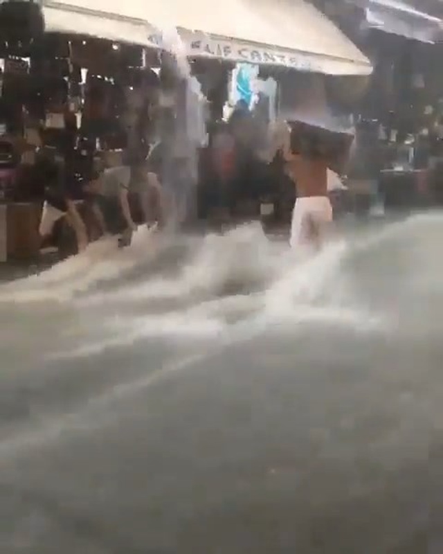Fatih'te sağanakta esnaf akıntıya kapılmaktan son anda kurtuldu, anlar kameraya yansıdı