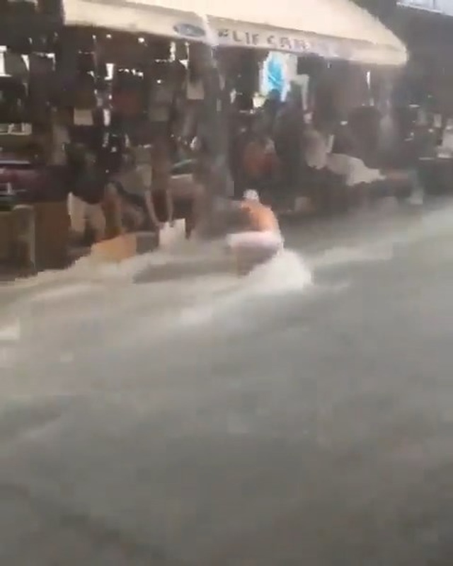 Fatih'te sağanakta esnaf akıntıya kapılmaktan son anda kurtuldu, anlar kameraya yansıdı