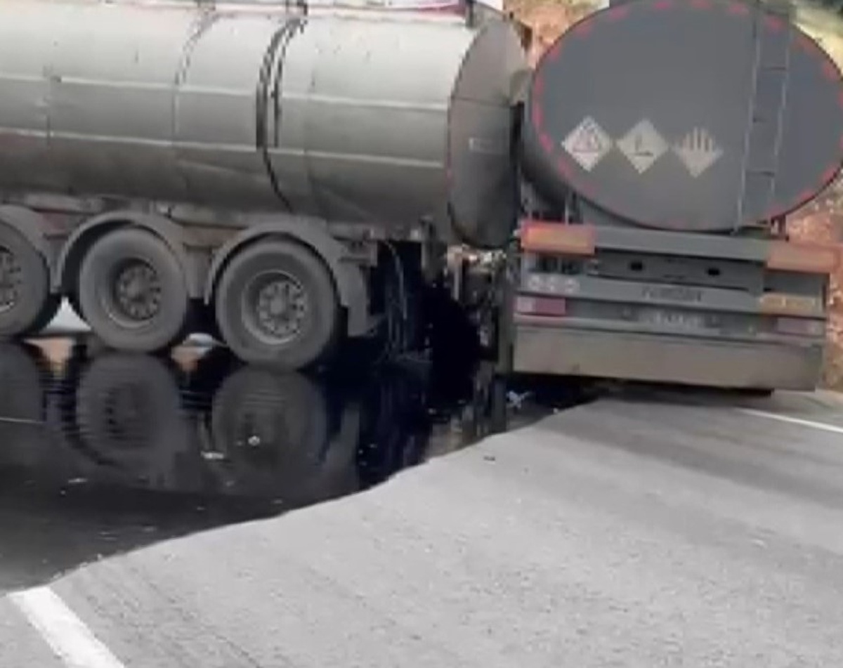 Gaziantep Nurdağı\'nda 2 tanker çarpıştı, sürücüler hafif yaralandı, yola yakıt döküldü