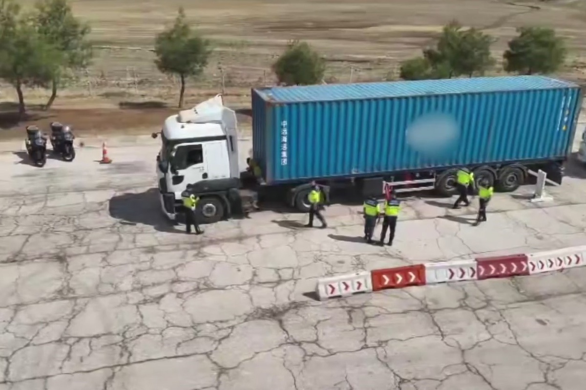 Gaziantep otoyolunda 128 kamyon ve çekici denetlendi, 25 sürücüye lastik cezası kesildi