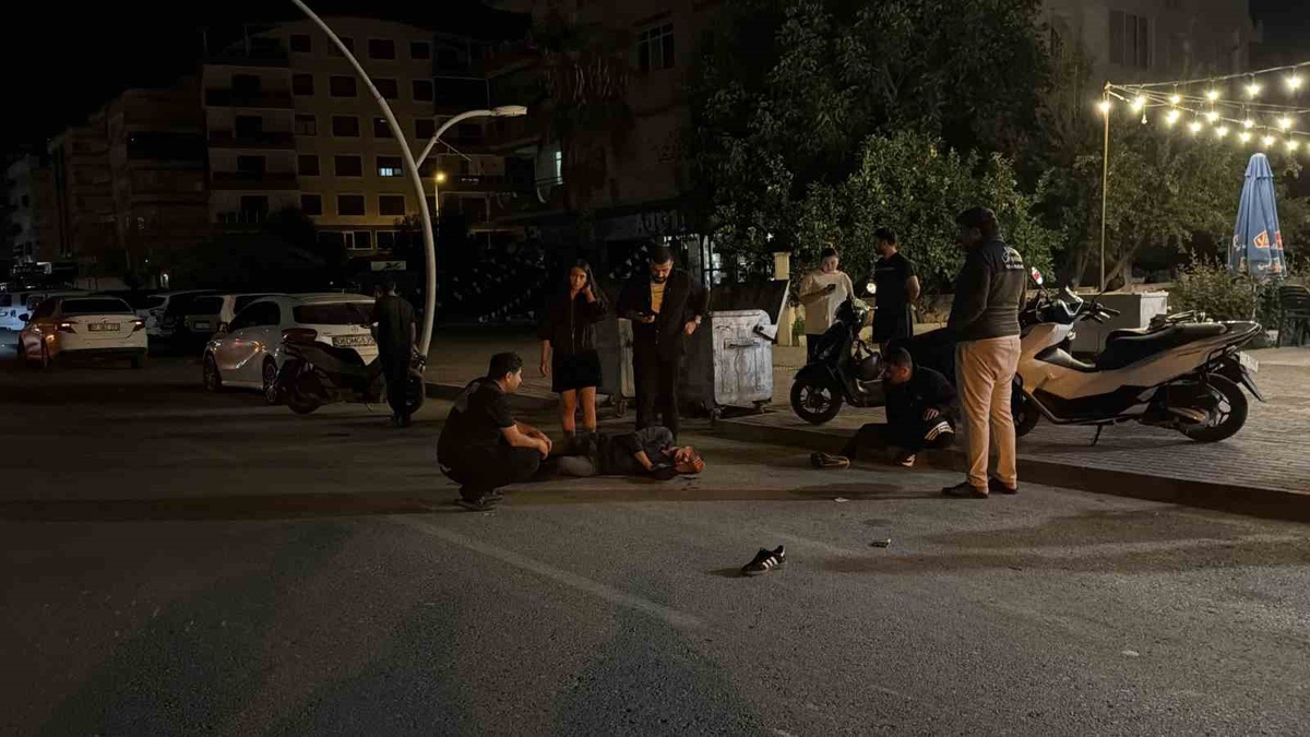Antalya Gazipaşa\'da alkollü motosiklet sürücüsü otomobile çarptı, 2 kişi yaralandı