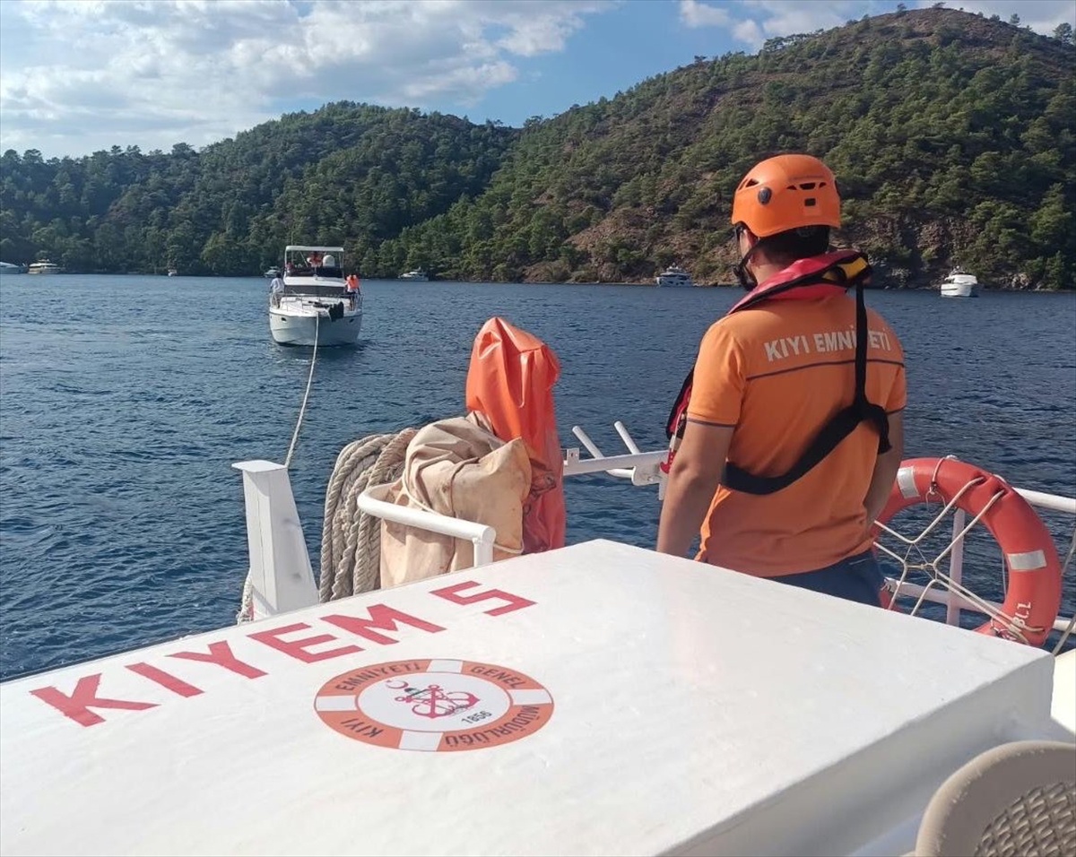 Göcek açıklarında sürüklenen teknedeki 4 kişiyi Kıyı Emniyeti kurtardı