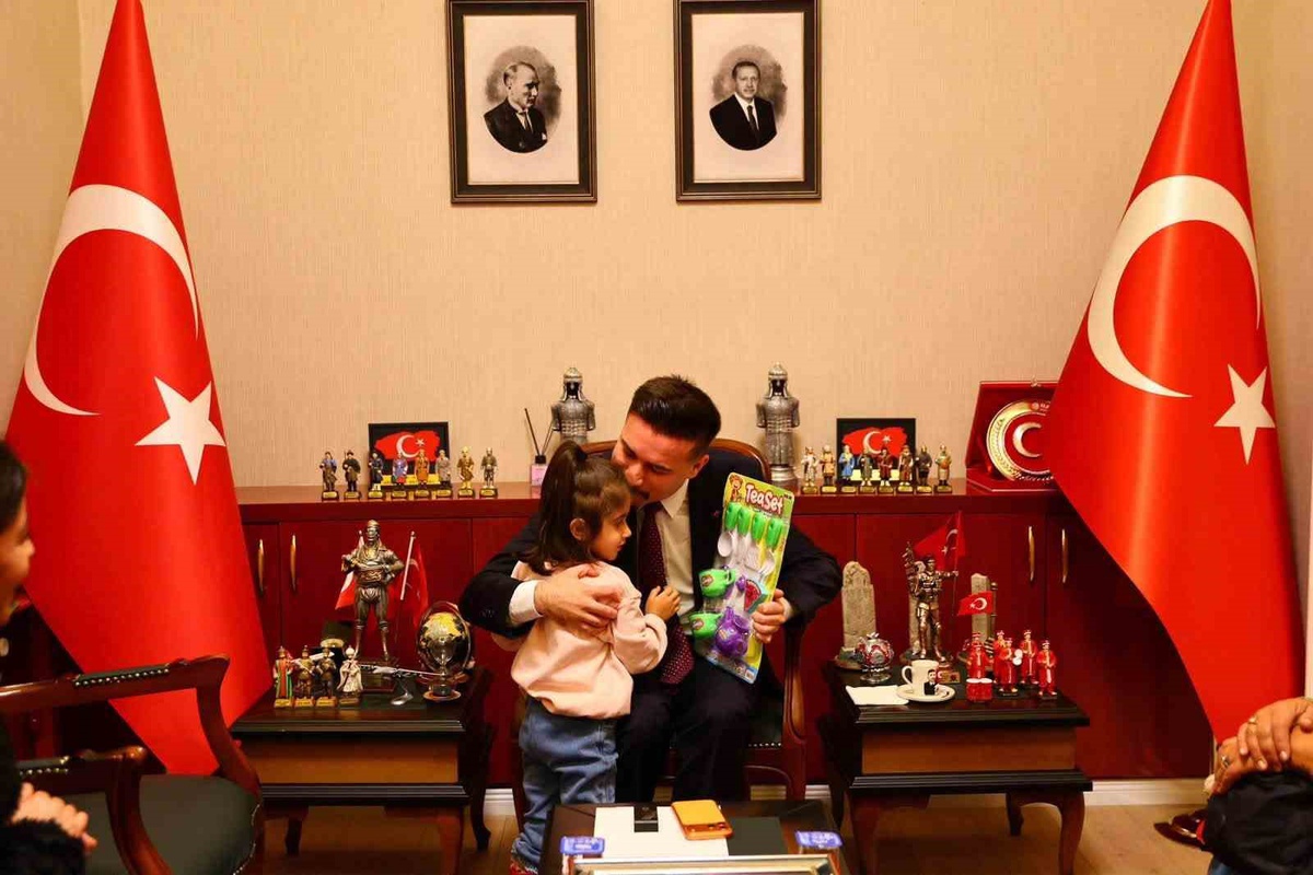 Gökçeada\'da Kaymakam Osman Acar\'ın halk günü buluşmasına yoğun ilgi gösterildi