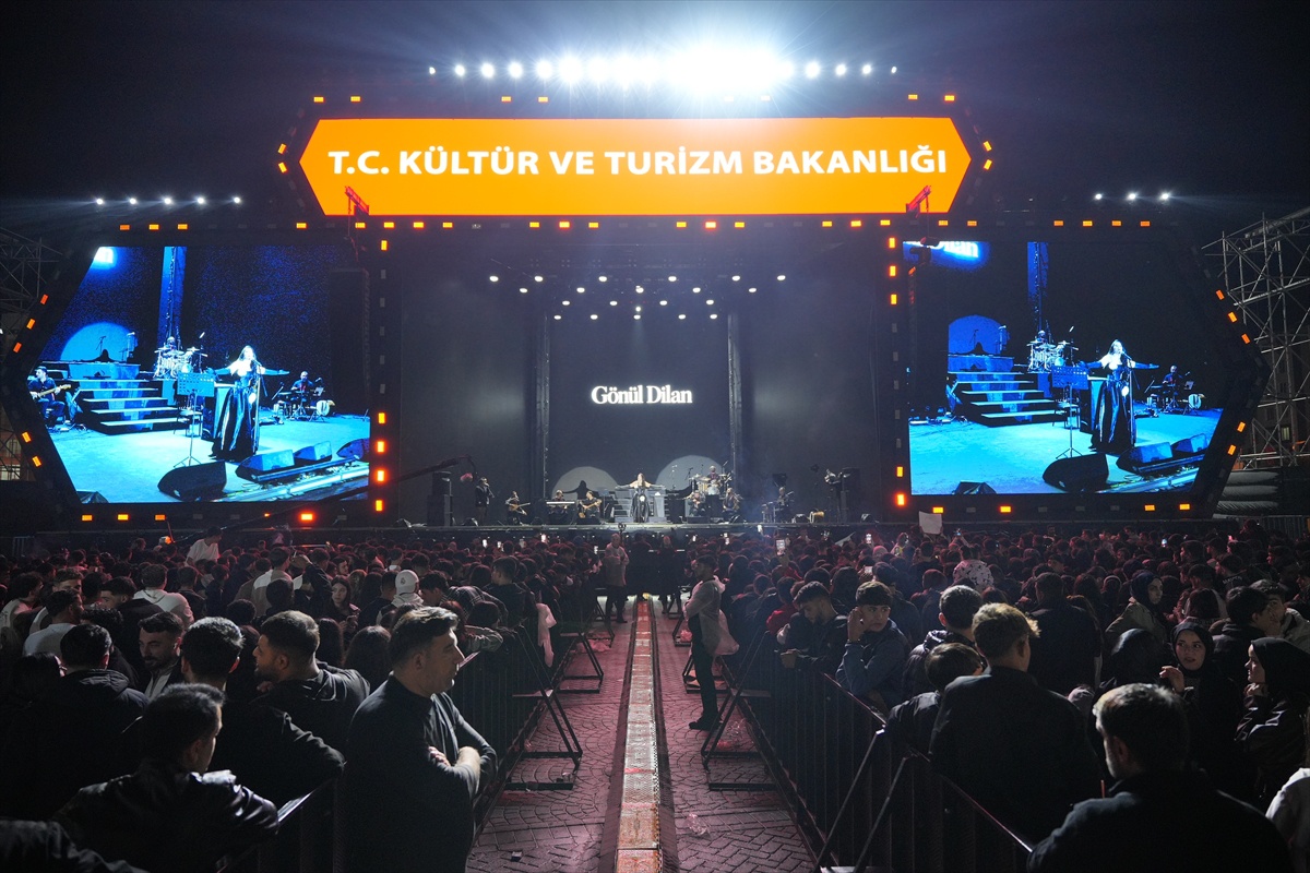 Gönül Dilan, Diyarbakır Kültür Yolu Festivali\'nde coşku dolu bir akşam yaşattı