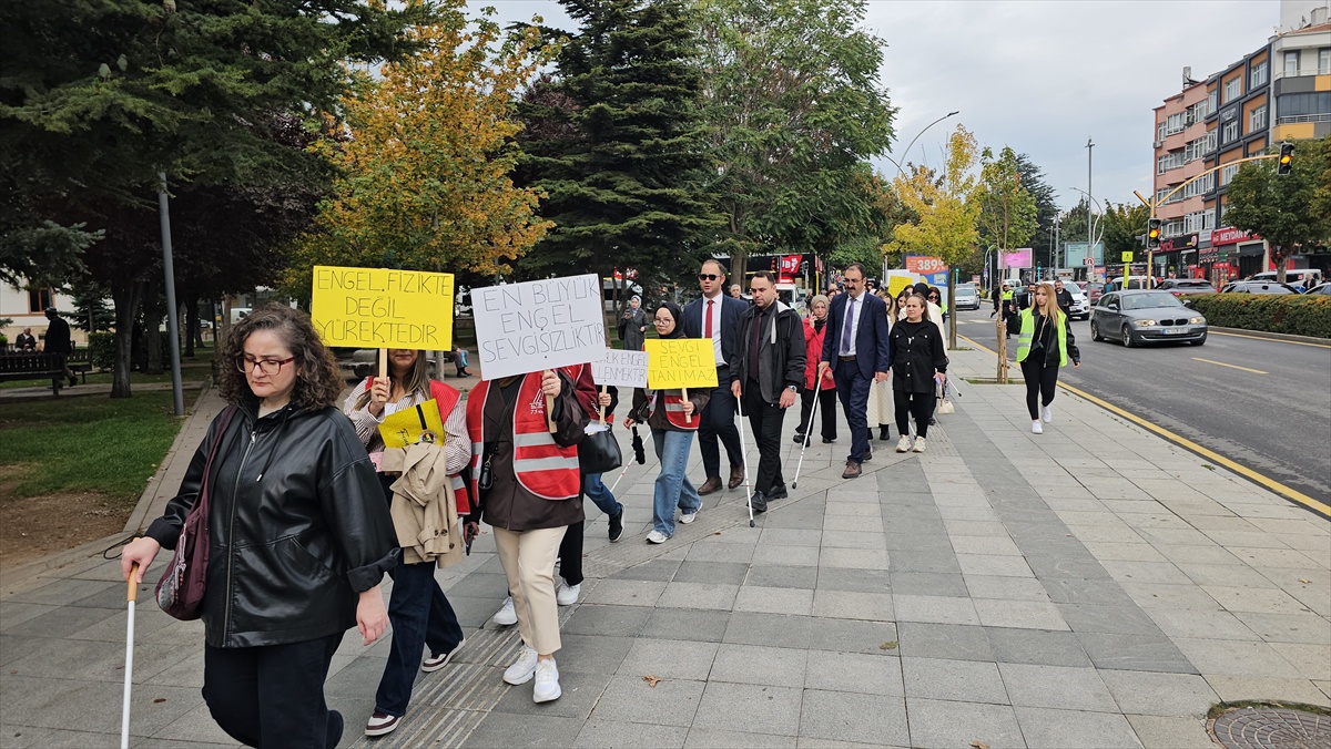 Çorum\'da beyaz baston farkındalık yürüyüşünde esnafa kılavuz çizgisi uyarısı yapıldı