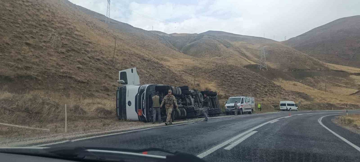 Hakkari-Van yolunda tanker devrildi: sürücü yara almadan kurtuldu
