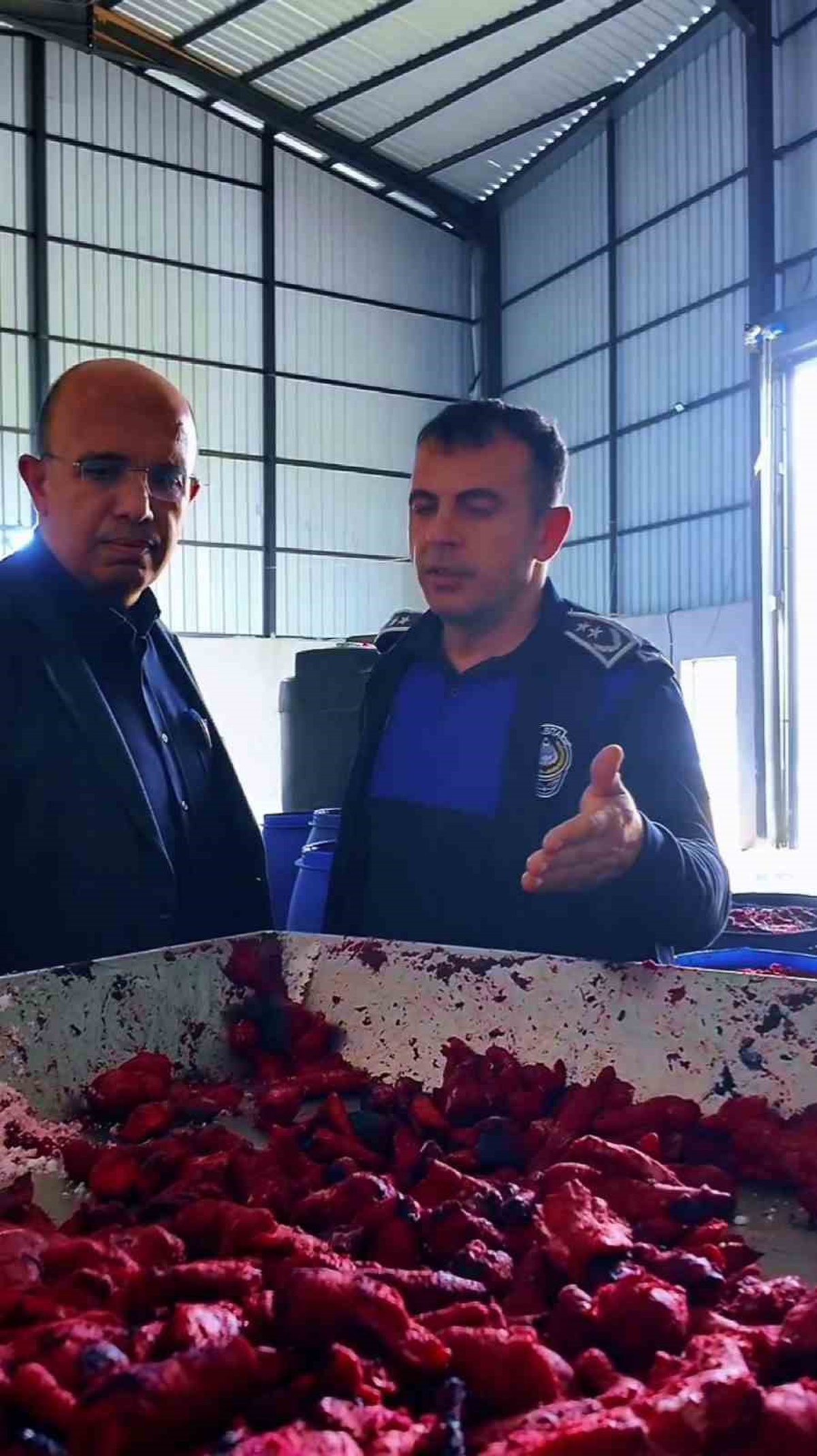 Hatay\'da zabıta depoya baskın düzenledi, uygunsuz salça üretimi tespit edildi