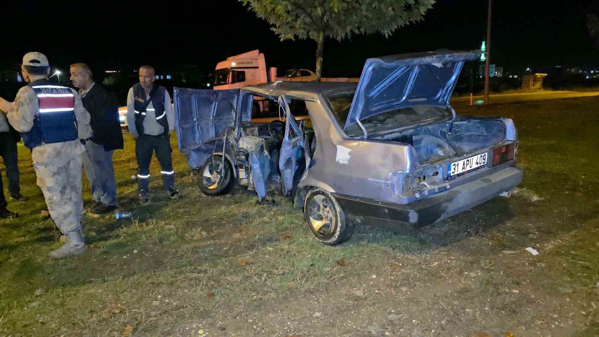 Hatay Hassa\'da iki otomobilin çarpıştığı kazada 4 kişi yaralandı