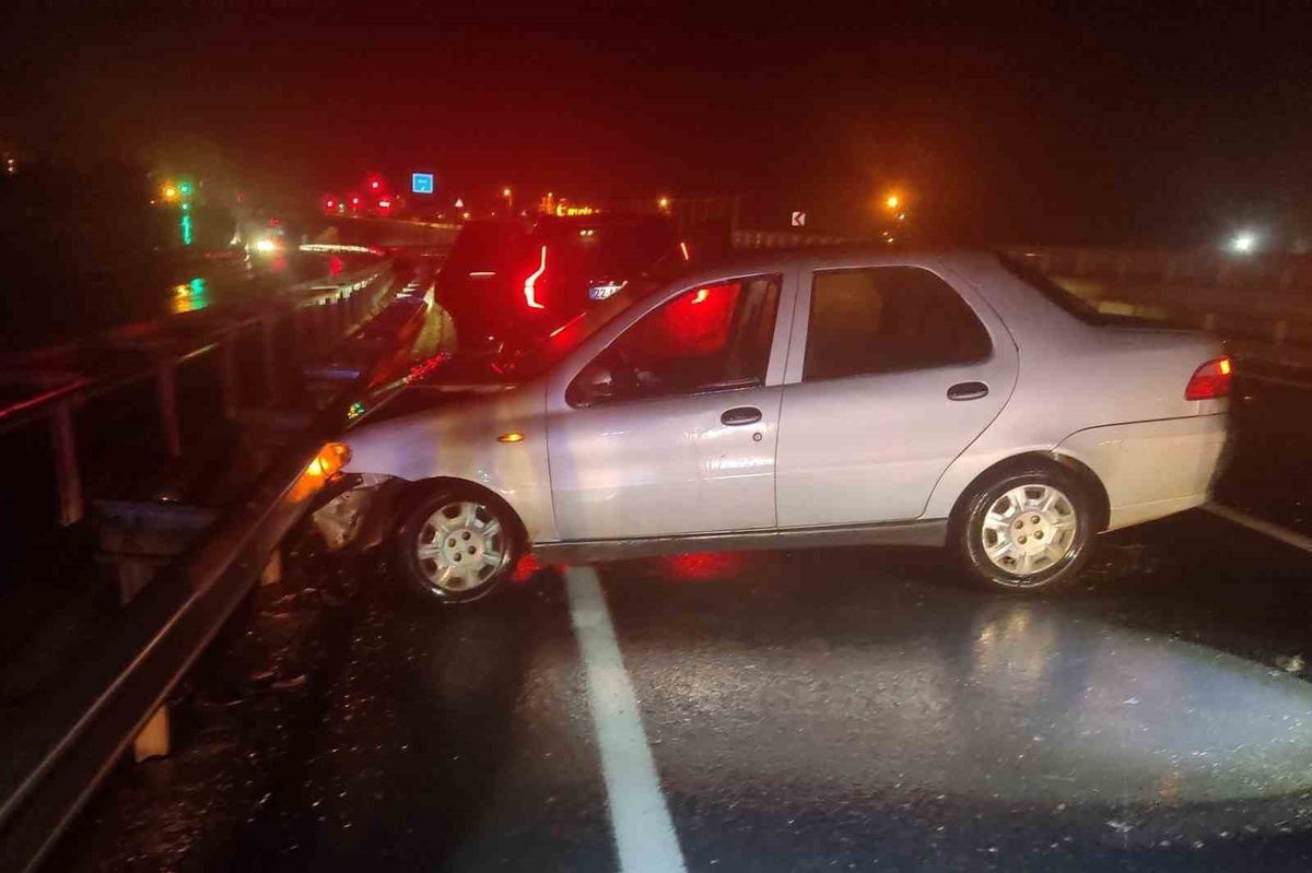 İddiaya göre Edirne Keşan\'da bariyerlere çarpan otomobilin sürücüsü yaralandı