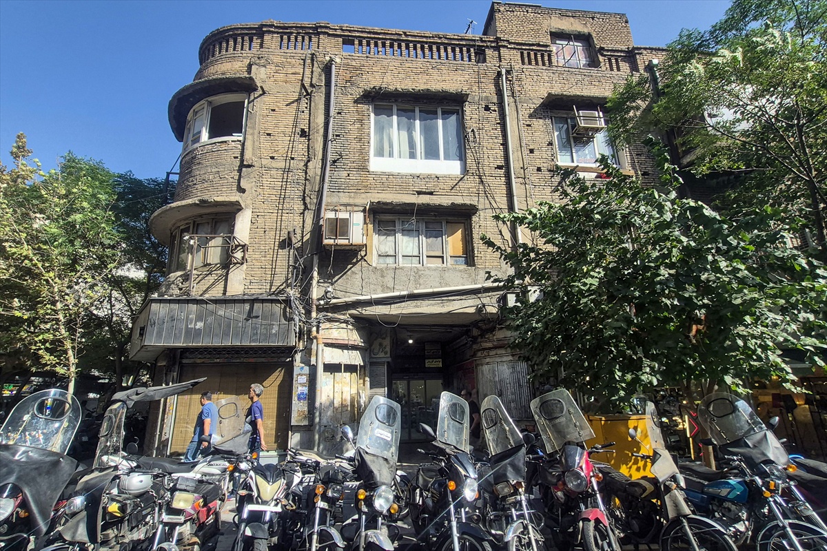 Tahran\'da Lalezar Caddesi\'nin tarihi sinema ve tiyatro binaları harabeye döndü