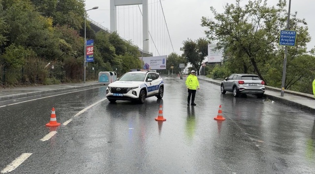 Beşiktaş'ta sağanakta korunun istinat duvarı çöktü, Portakal Yokuşu kapatıldı