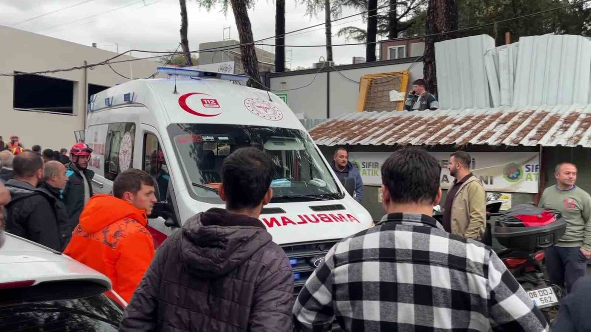 İstanbul Beykoz\'da okul inşaatındaki kuyuya düşen işçi hastanede hayatını kaybetti