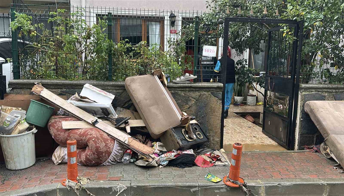 İstanbul Beykoz\'da sağanak evleri su bastı, eşyalar kullanılamaz hale geldi.