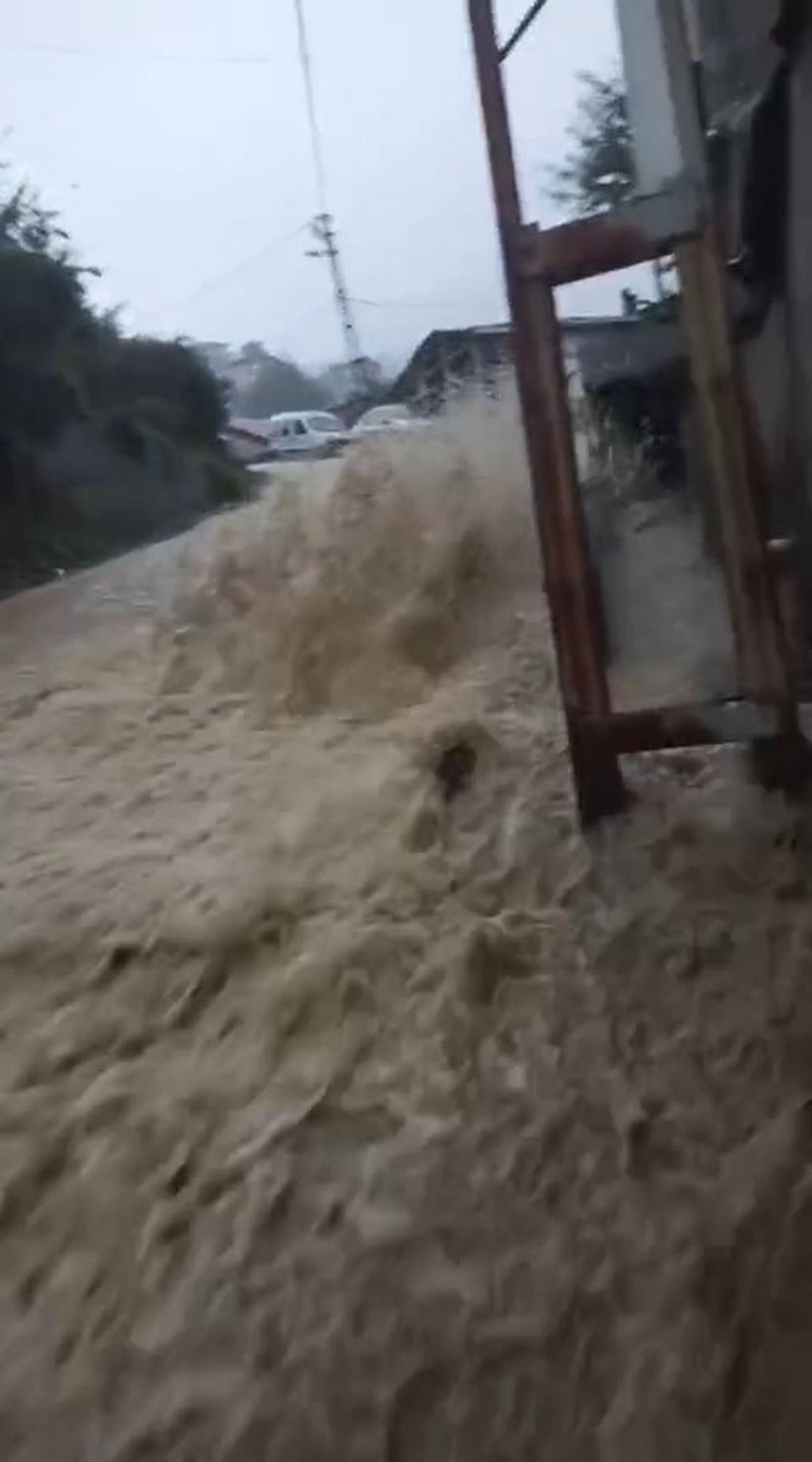 Meteoroloji uyarısı sonrası Beykoz\'da sağanak rögarları taşırdı, cadde göle döndü