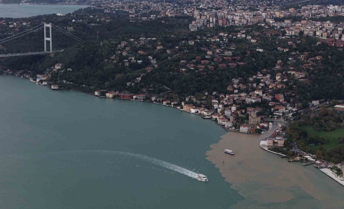 Küçüksu Deresi\'nden gelen çamur İstanbul Boğazı\'nı kahverengiye çevirdi