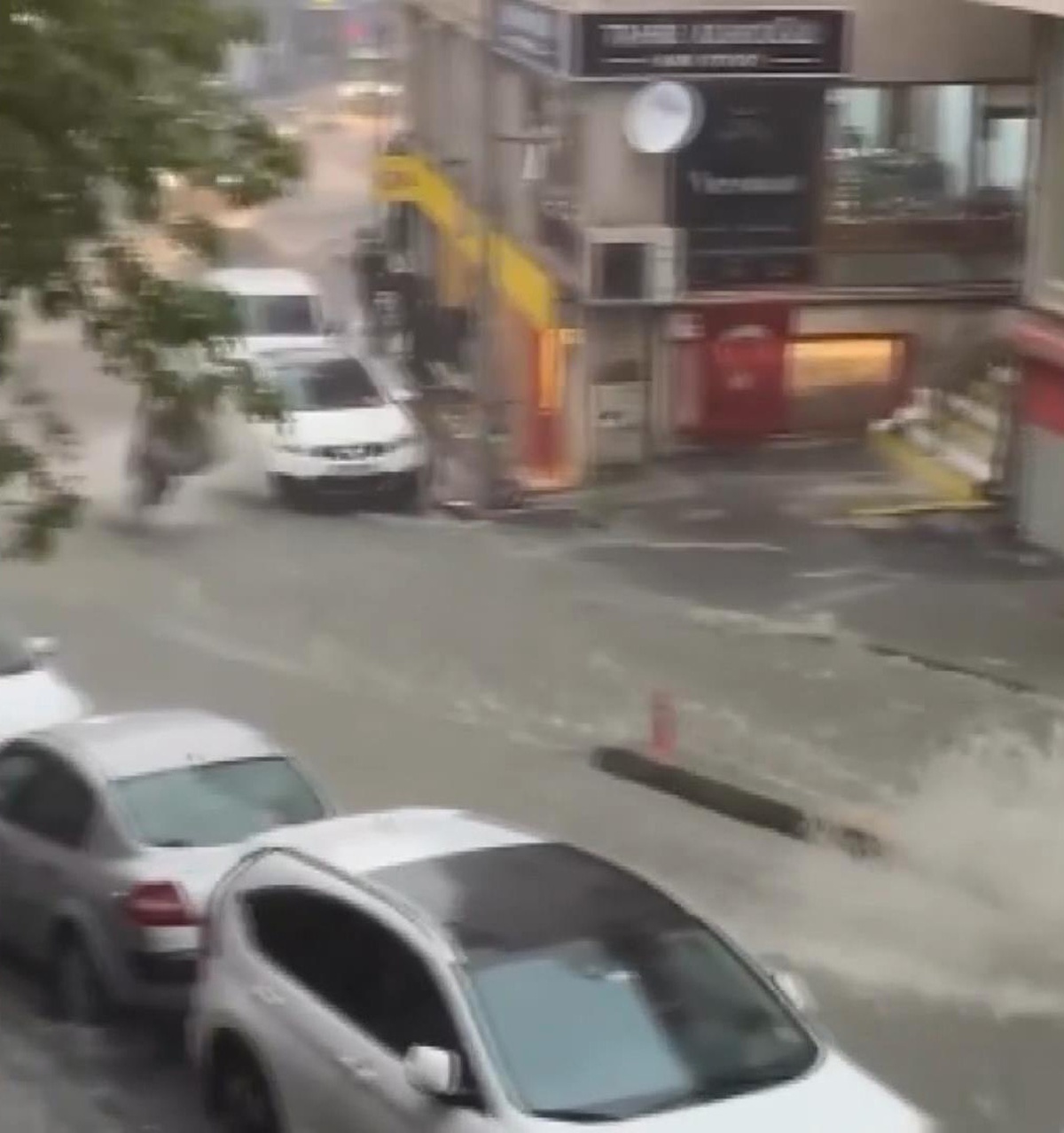 İstanbul\'da sağanak sonrası Şişli\'de kadın kurtarıldı, Sarıyer\'de araçlar sürüklendi