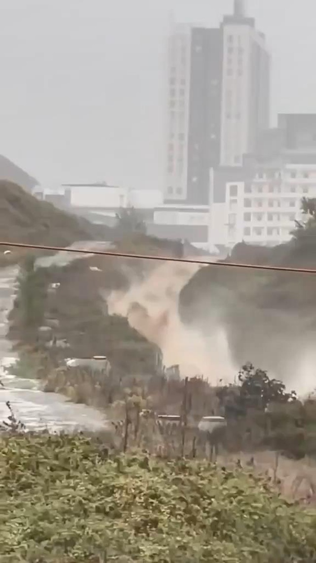 İstanbul'daki kuru dere yağmurda adeta delirdi