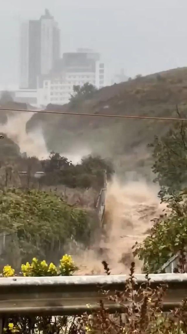 İstanbul'daki kuru dere yağmurda adeta delirdi