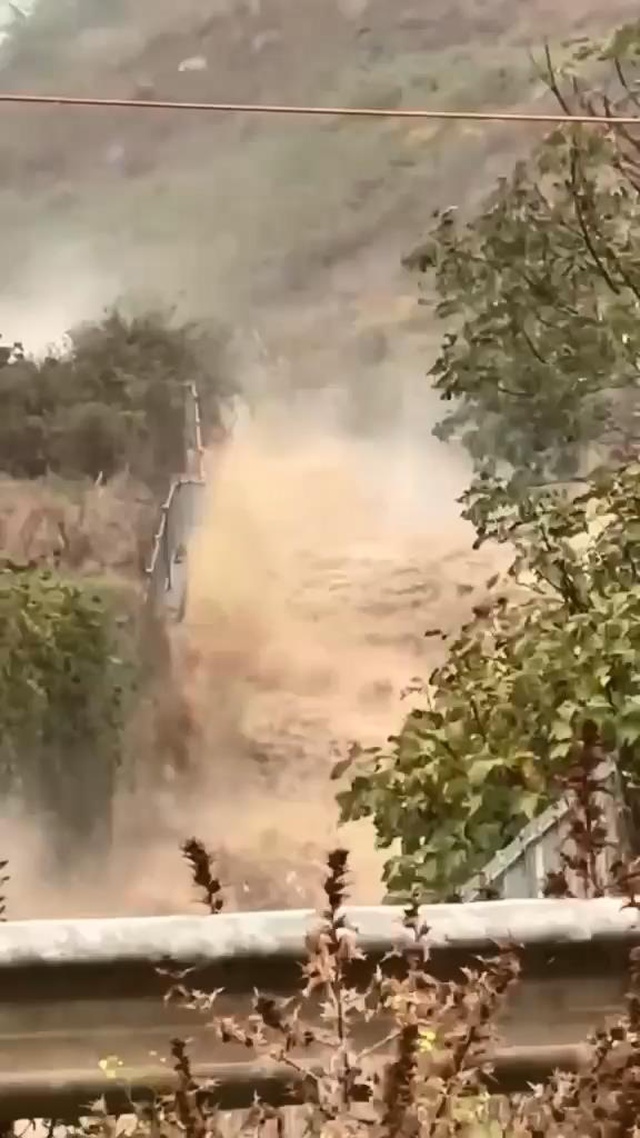 İstanbul'daki kuru dere yağmurda adeta delirdi
