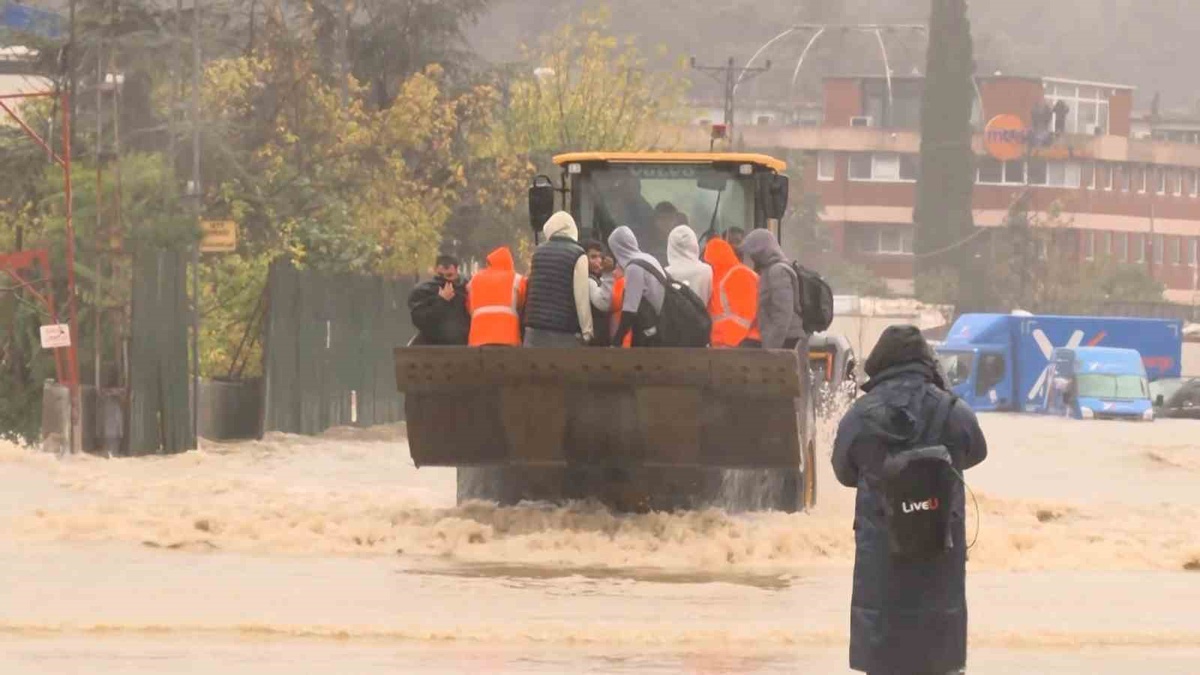 İstanbul\'da sağanak etkili oldu, Ayazağa\'da mahsur kalanlar iş makinesiyle kurtarıldı
