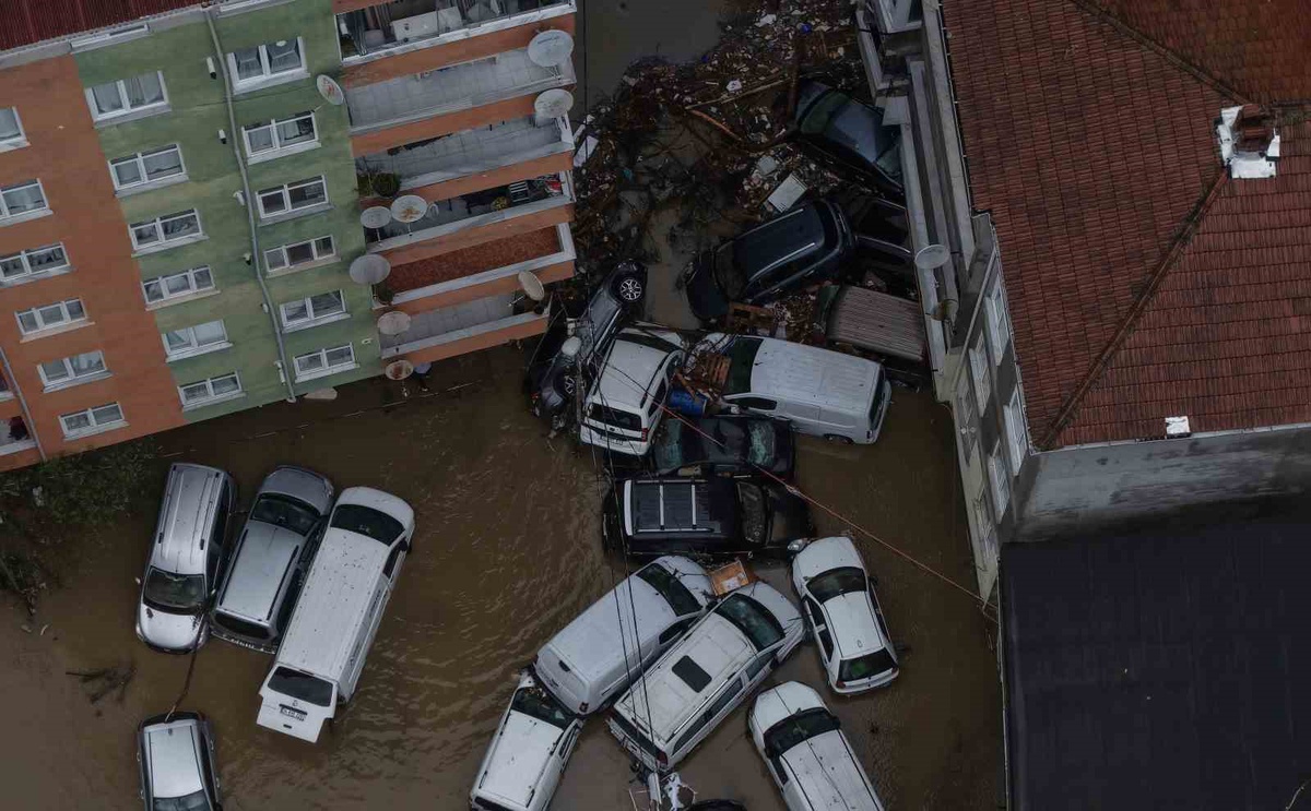 İstanbul Sarıyer Ayazağa\'da sağanak iş yerleri su aldı, araçlar metrelerce sürüklendi