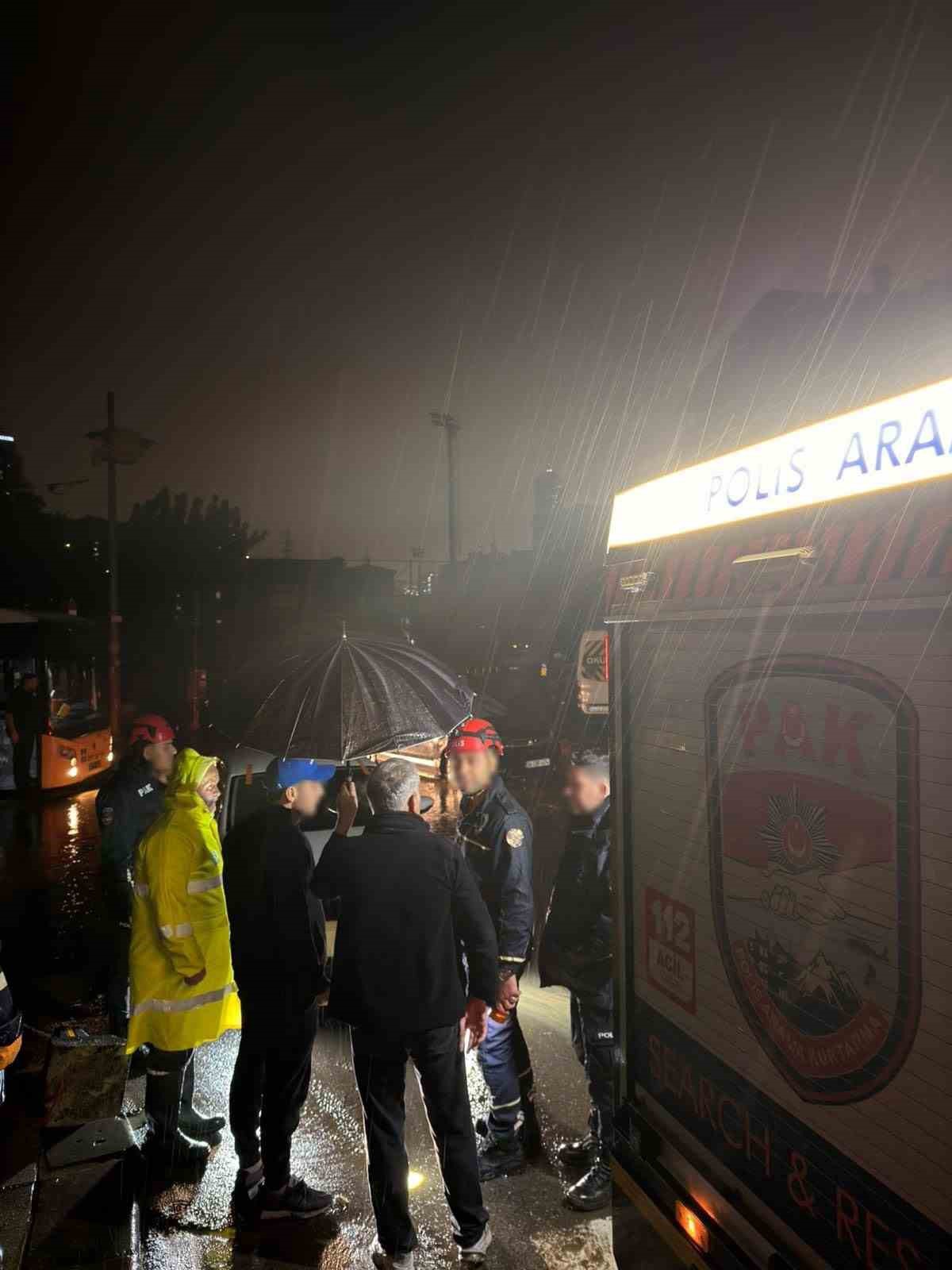 İstanbul\'da sağanakta mahsur kalanları PAK ekipleri güvenli bölgelere ulaştırıyor