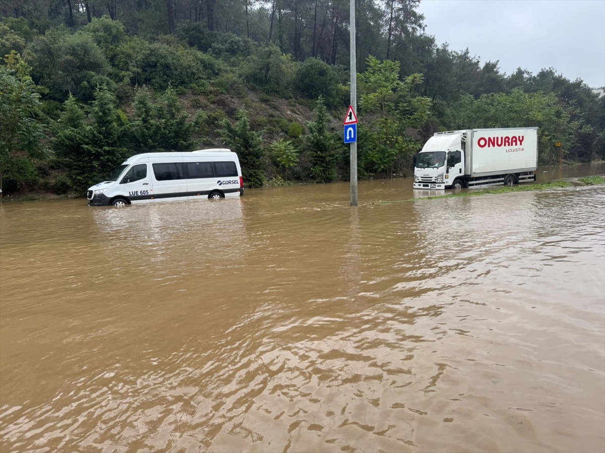 İstanbul\'da şiddetli yağış Kağıthane\'de Sadabad Camisi\'ni su altında bıraktı