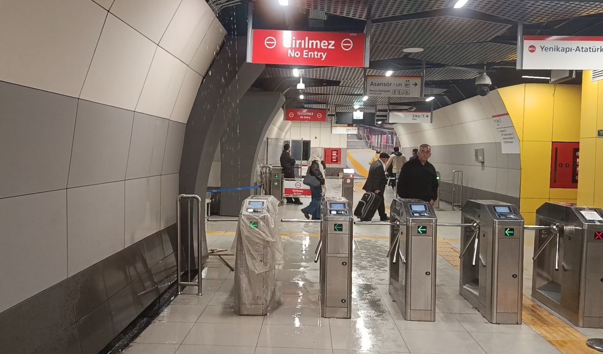 İstanbul\'da Yenibosna Metro istasyonunda tavandan su sızmaya başladı