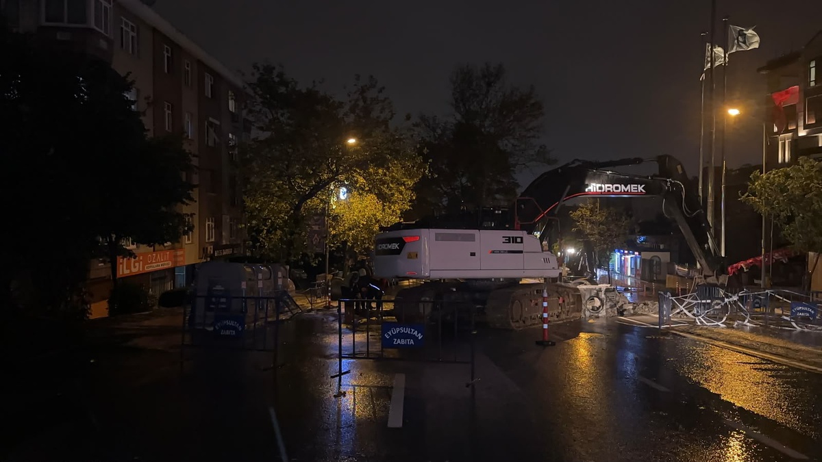 İstanbul Eyüpsultan\'da yağışta çöken yola iş makinesiyle müdahale edildi