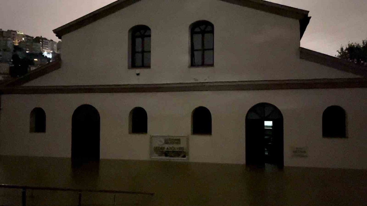 İstanbul Kağıthane\'de dere taştı, Sadabad Camisi ve Sedef Atölyesi\'ni su bastı