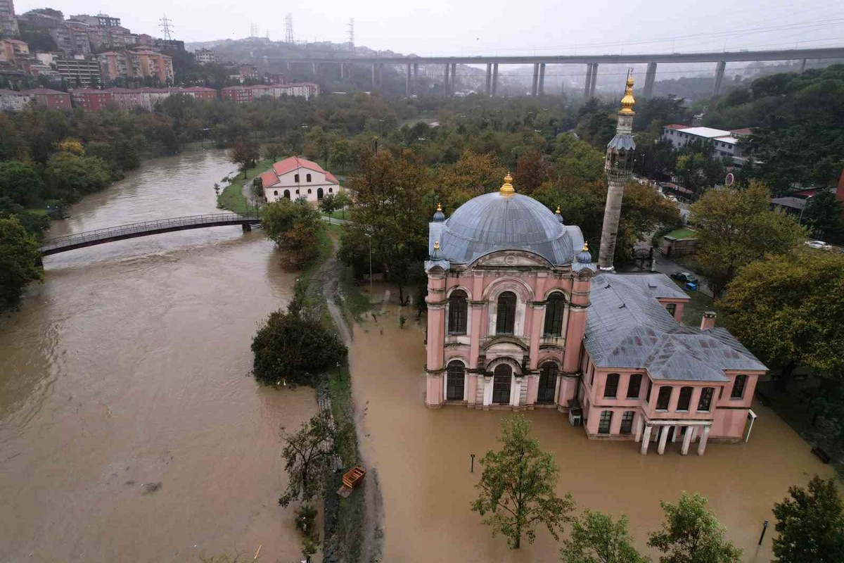 İstanbul Kağıthane\'de taşkın, Sadabad Camii ve Sedef Atölyesi\'ni su altında bıraktı