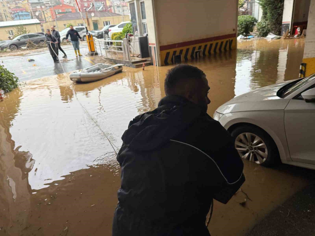 İstanbul Sarıyer\'deki MY Home sitesi otoparkında mahsur kalanlar şişme botlarla çıktı