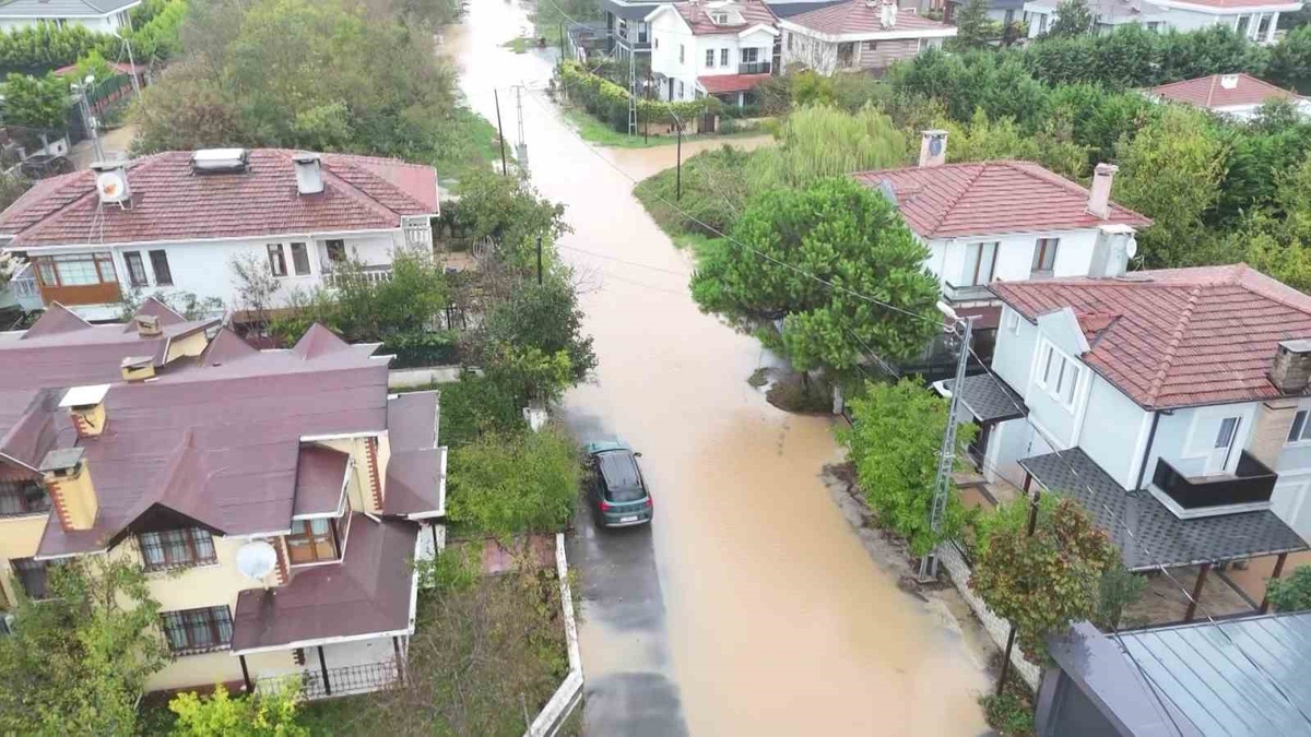 İstanbul\'da sağanak Şile\'de su baskınına yol açtı, sokaklar araç boyuna kadar doldu