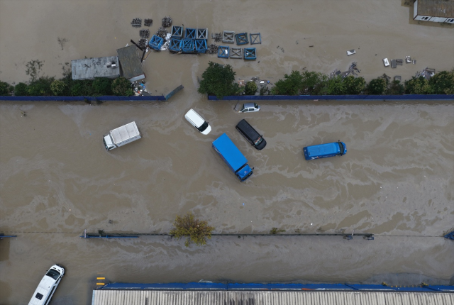 İstanbul Valisi Davut Gül sel felaketine ilişkin son durumu paylaştı: 3 kişi öldü, 5 kayıp var