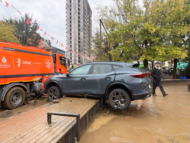 İstanbul Valisi Davut Gül sel felaketine ilişkin son durumu paylaştı: 3 kişi öldü, 5 kayıp var