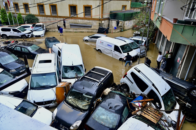 İstanbul Valisi Davut Gül sel felaketine ilişkin son durumu paylaştı: 3 kişi öldü, 5 kayıp var