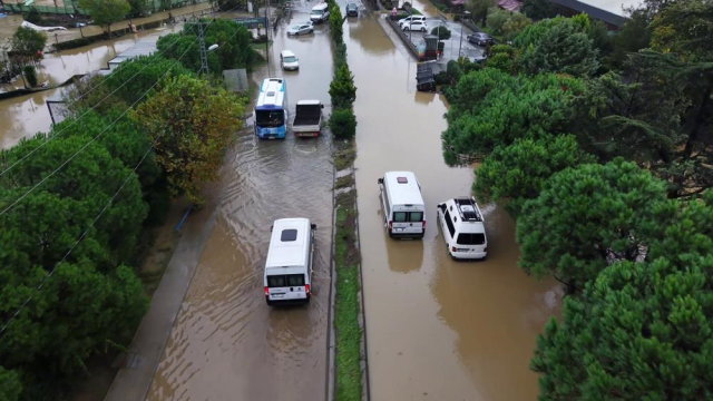 İstanbul'da araçlar suya gömüldü! <a class='keyword-sd' href='/trafik/' title='Trafik'>Trafik</a> kilitlendi