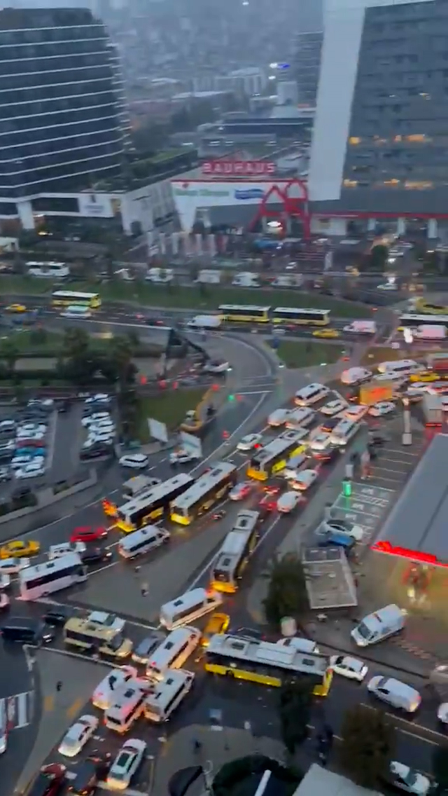İstanbul'da araçlar suya gömüldü! Trafik kilitlendi